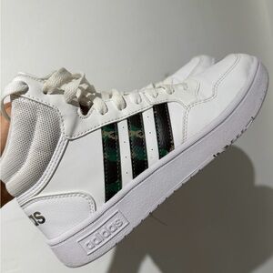 Adidas White Sneakers with Camo Stripes | Men’s 6.5 / Women’s 7.5 | Unisex